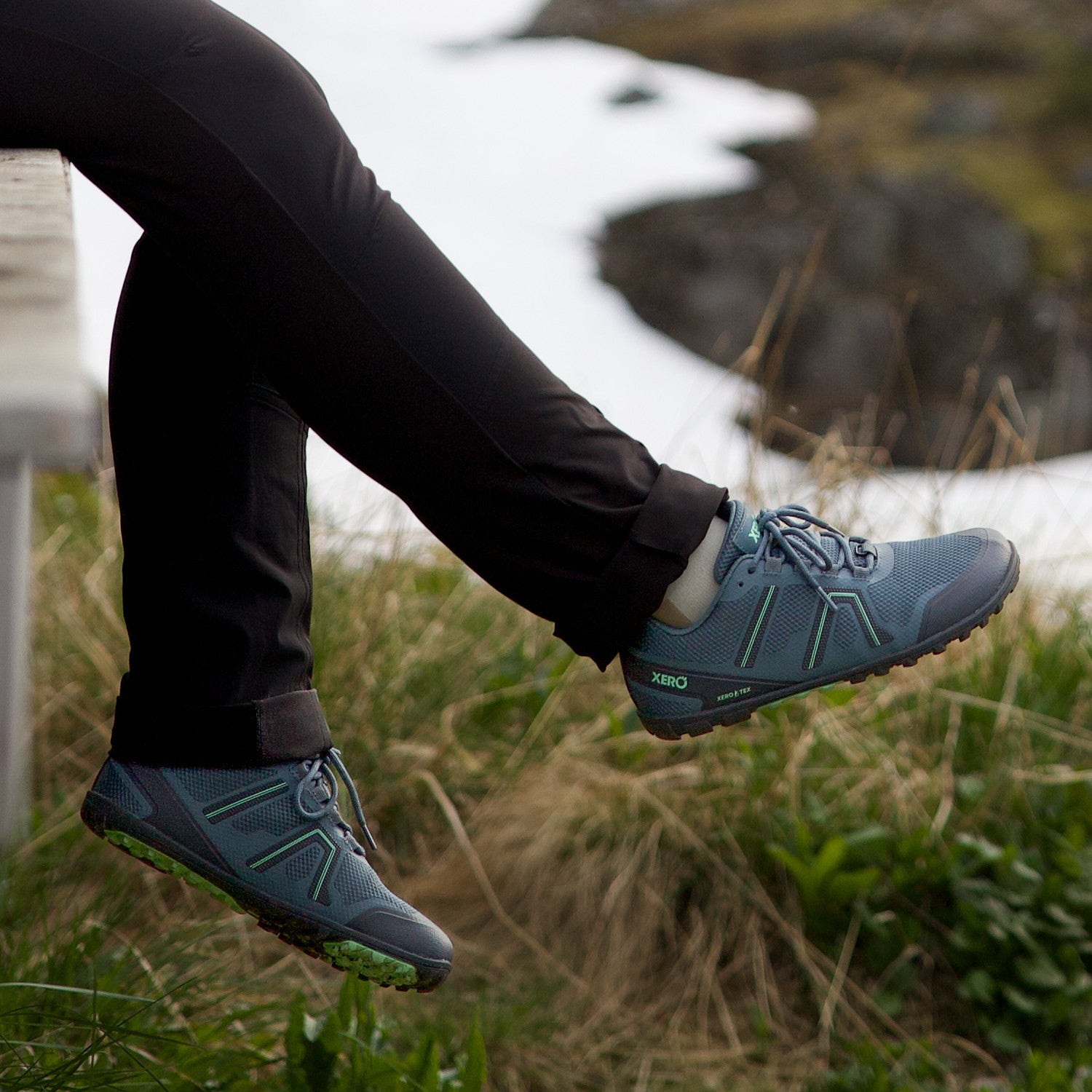 Xero Shoes Mesa Trail WP Damen Barfußschuhe in pacific als wasserdichte Wanderschuhe am Fuß im Onlineshop für Barfußschuhe