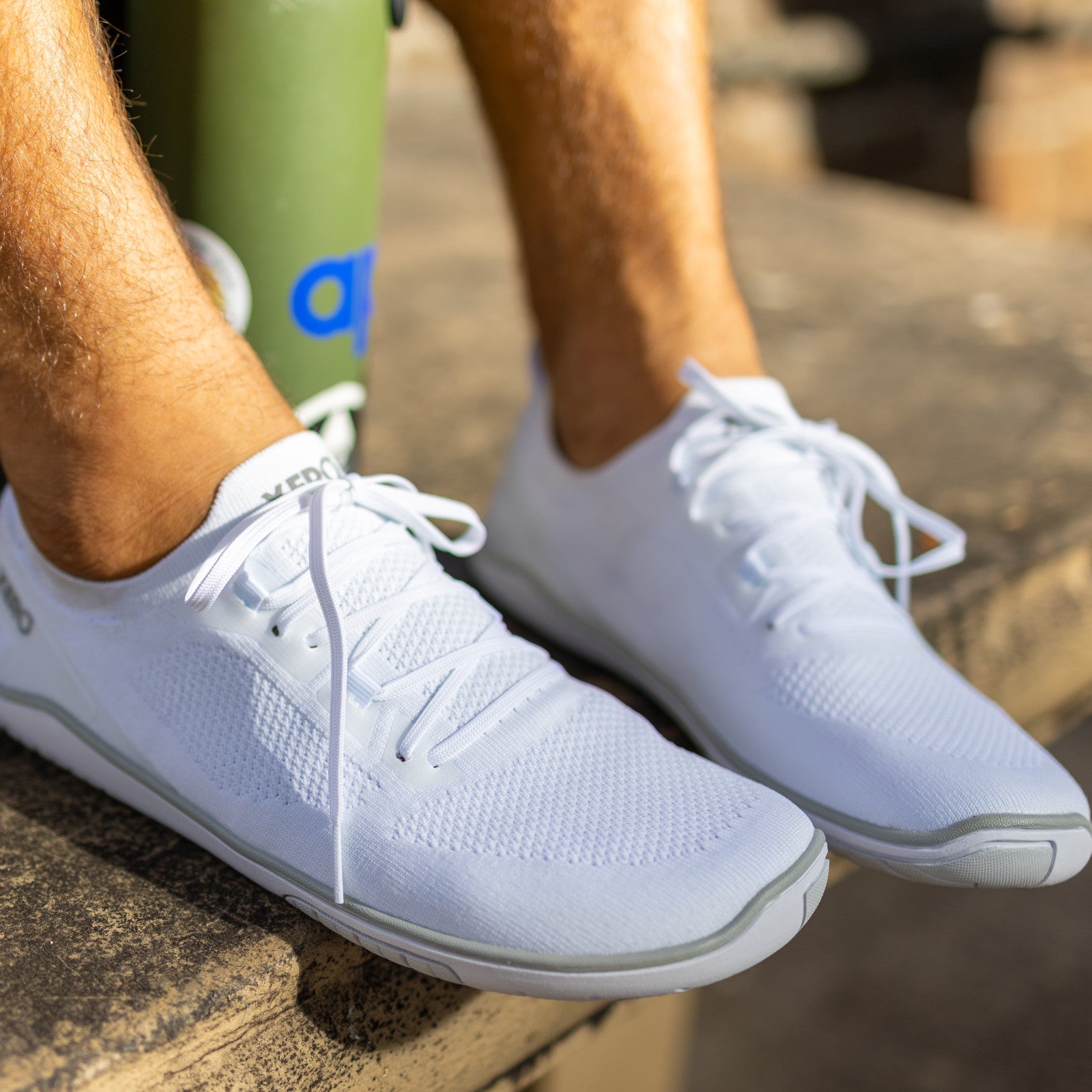 Xero Shoes Nexus Knit Men White am Fuß. Bequeme Herren-Sneaker und Barfußschuhe in Aktion in unserem Onlineshop.