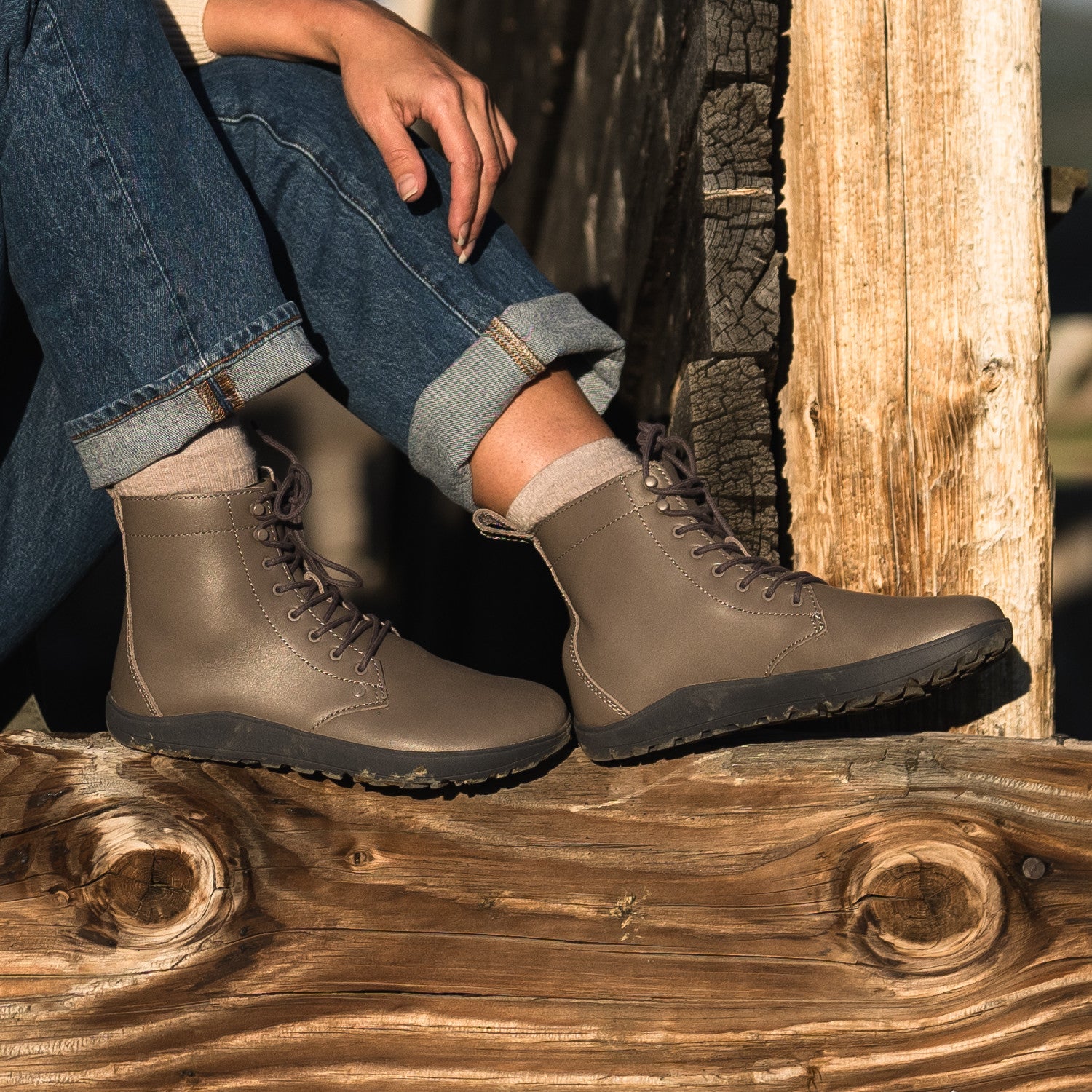 Barfußschuhe Xero Shoes Breckenridge in Grau aus Leder, knöchelhohe Damenstiefel, im Alltag gezeigt, erhältlich in unserem Onlineshop.