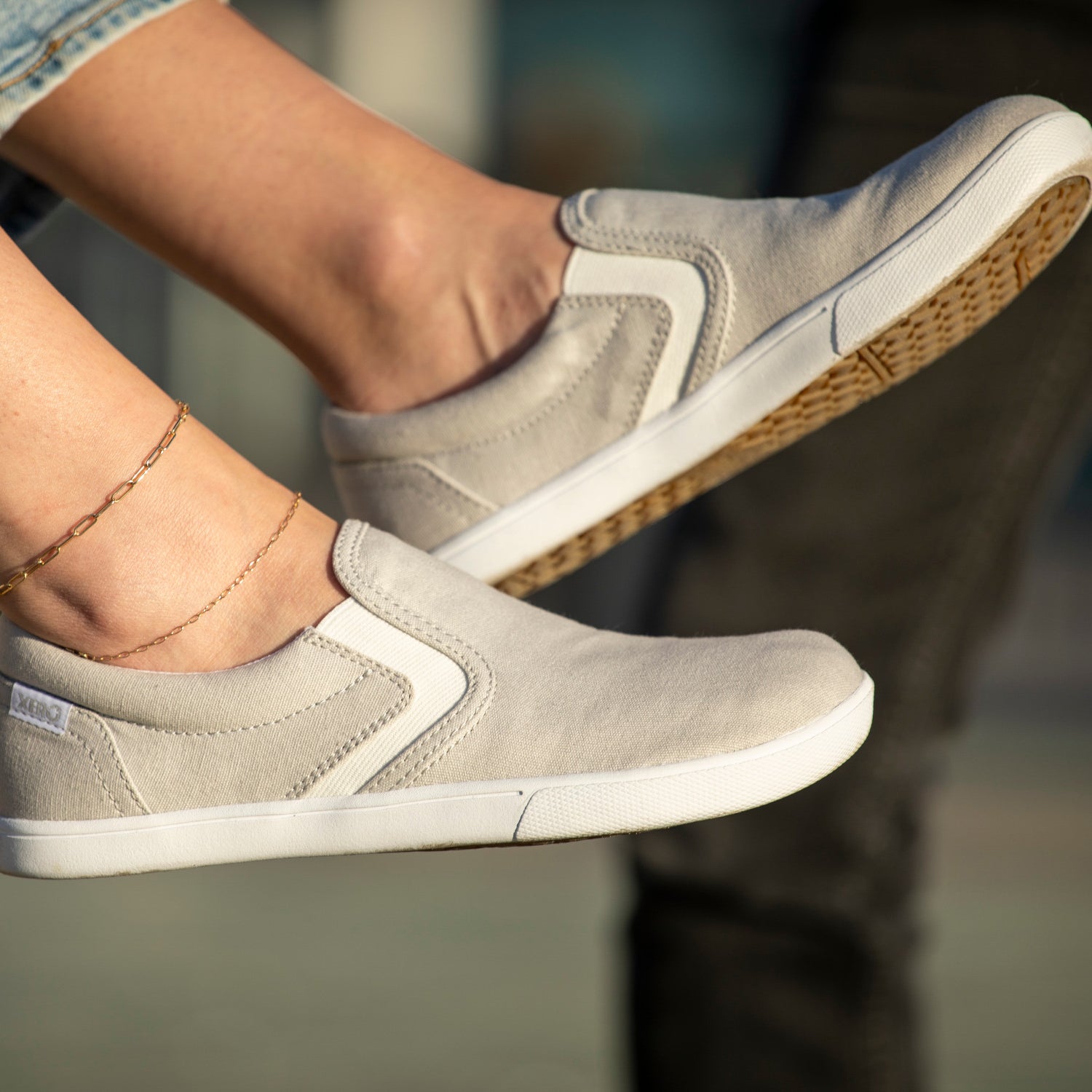 Xero Shoes Dillon Canvas Slip-On Barfußschuhe für Damen in Lunar Rock, gezeigt im Alltagseinsatz, bequem und perfekt für jede Gelegenheit. Erhältlich in unserem Onlineshop für Barfußschuhe.