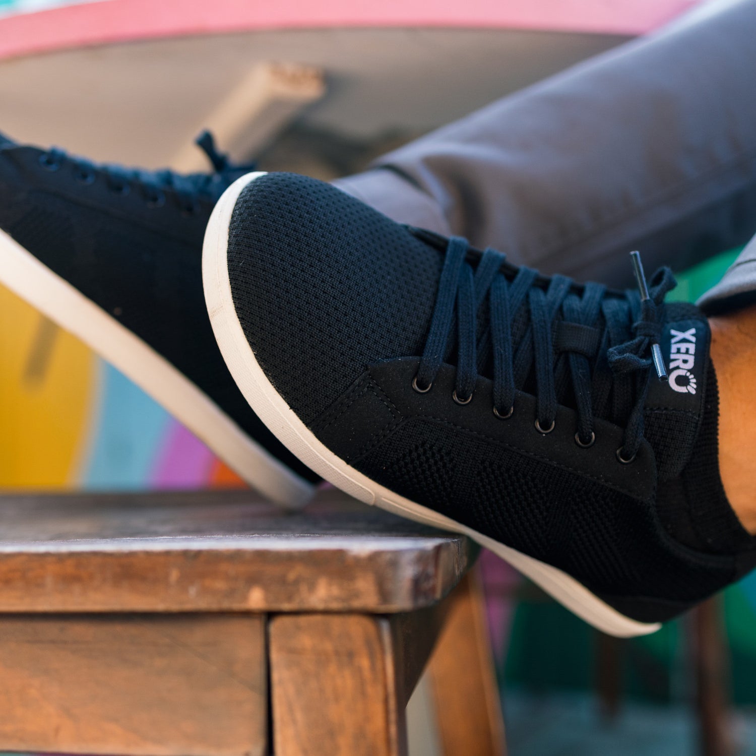 Xero Shoes Dillon Barfußschuhe für Herren in Schwarz, gezeigt im Alltagseinsatz, bieten Flexibilität und maximalen Komfort für natürliche Bewegungen. Erhältlich in unserem Onlineshop für Barfußschuhe.