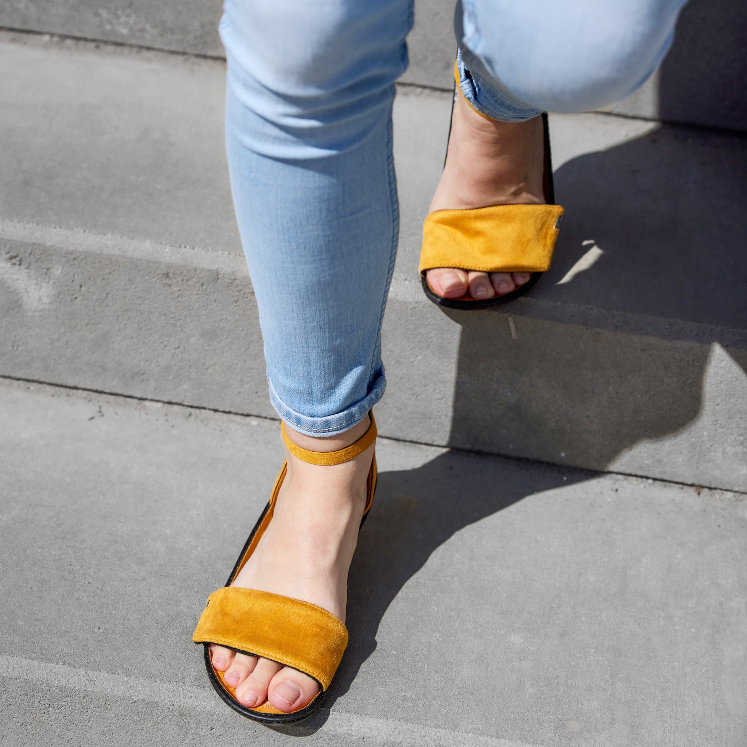 Leguano Jara Gelb Barfußschuhe Sandalen Damen – In einer natürlichen Umgebung präsentieren sich diese Sandalen optimal und bieten hervorragenden Komfort. Ideal für warme Tage, ermöglichen sie ein freies und entspanntes Laufgefühl. Jetzt im Onlineshop für Barfußschuhe erhältlich.