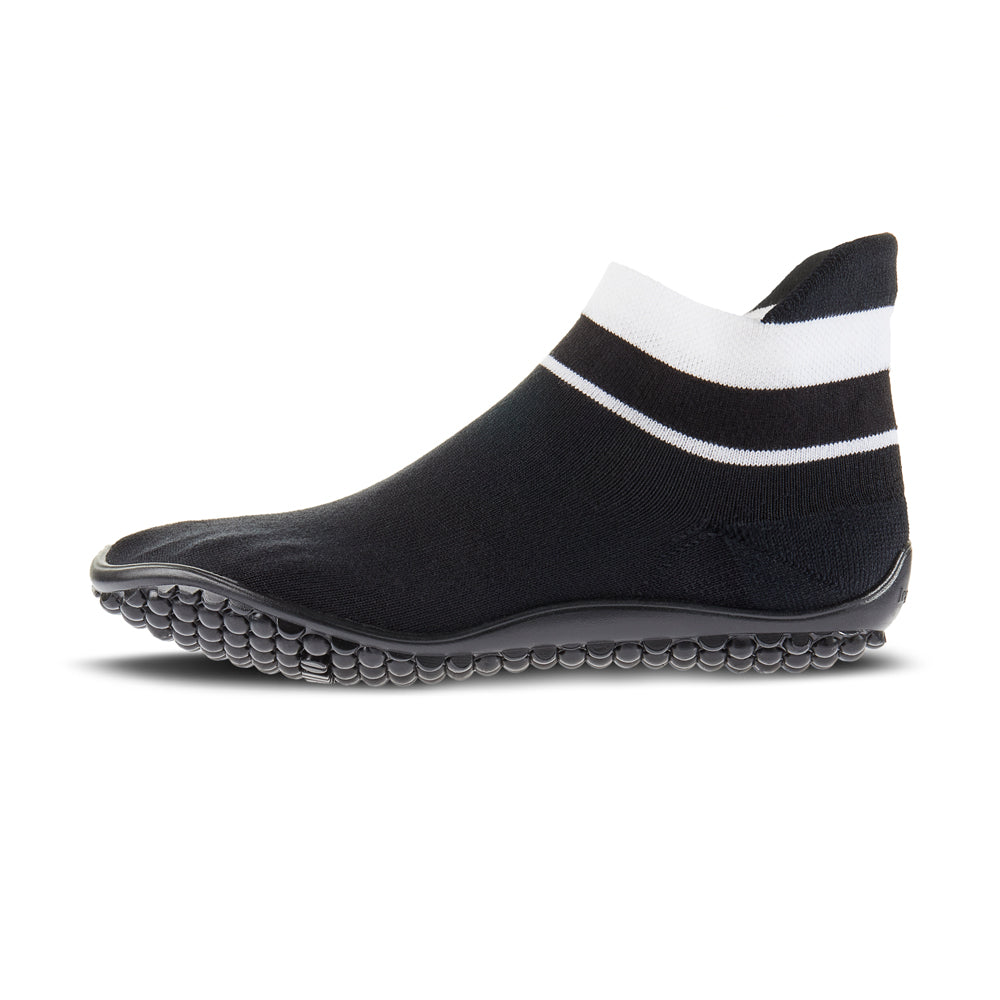 Leguano Sneaker in Schwarz mit weißem Bund, in linker Seitenansicht abgebildet und perfekt für einen trendigen Auftritt und hohen Komfort. Jetzt erhältlich im Onlineshop für Barfußschuhe.