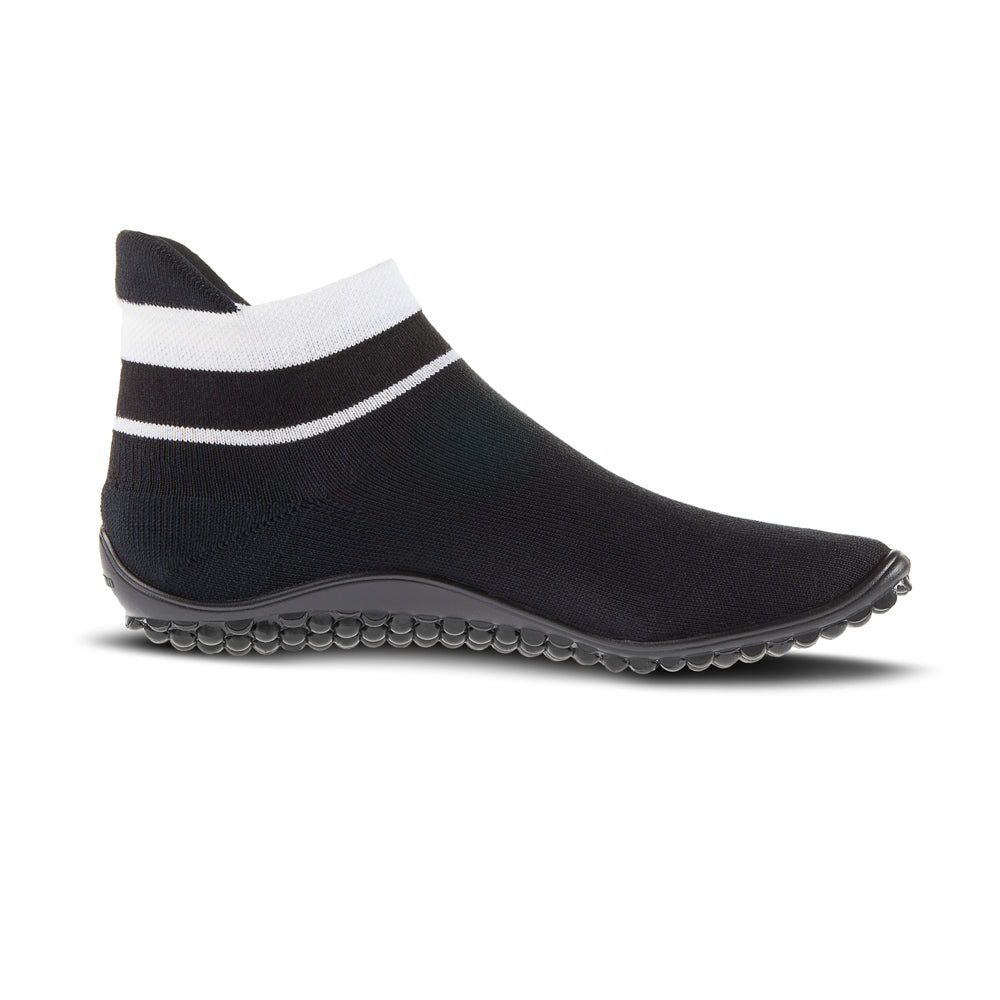 Leguano Sneaker in Schwarz mit weißem Bund, in rechter Seitenansicht abgebildet und ideal für sportliche Einsätze und lässigen Stil. Jetzt erhältlich im Onlineshop für Barfußschuhe.