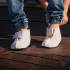 OmaKing Kinder Barfuß-Hausschuhe aus Wolle, in Aktion getragen, warm und bequem, erhältlich in unserem Onlineshop für Barfußschuhe