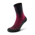Kompressionssocken Skinners 2.0 Compression in Karminrot, erhältlich in unserem Onlineshop für Barfußschuhe. Mit ihrer unterstützenden Kompression fördern die Socken die Blutzirkulation und bieten hohen Komfort, ideal für sportliche Aktivitäten, Fitness und Regeneration.