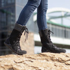 Xero Shoes Mika Barfußschuhe Winterschuhe in Schwarz am Fuß im Onlineshop für Barfußschuhe, ideal für den Winter