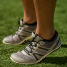 Xero Shoes HFS II Sneaker in Asphalt/Alloy für Herren, im Einsatz gezeigt, ideale Laufschuhe im Onlineshop für Barfußschuhe.