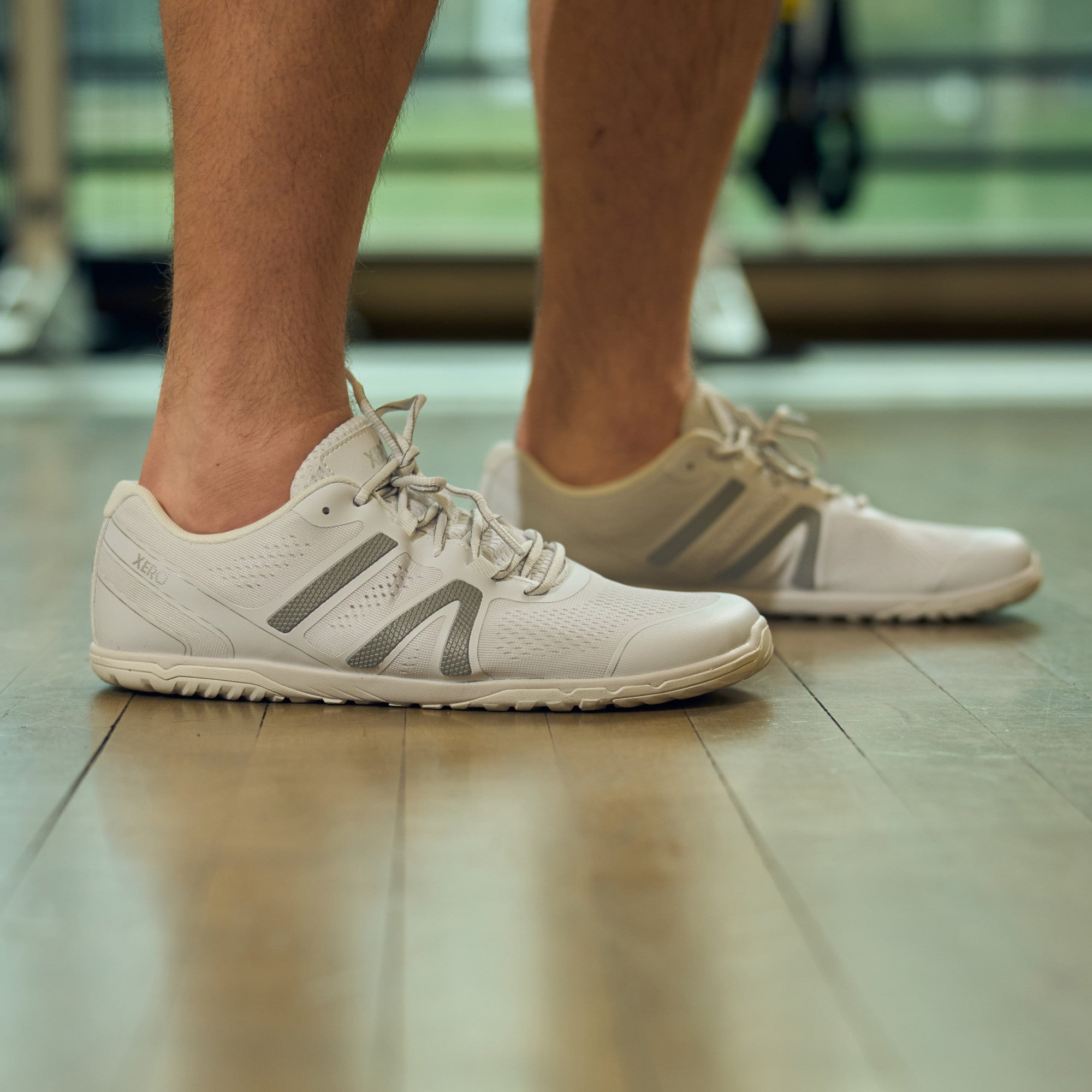 Herren-Barfußschuh Xero Shoes HFS II in Weiß, als Sneaker für Laufen und Alltag präsentiert, erhältlich in unserem Onlineshop für Barfußschuhe
