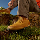 Xero Shoes Nexus Knit Herren-Barfuß-Sneaker in Gold am Fuß getragen