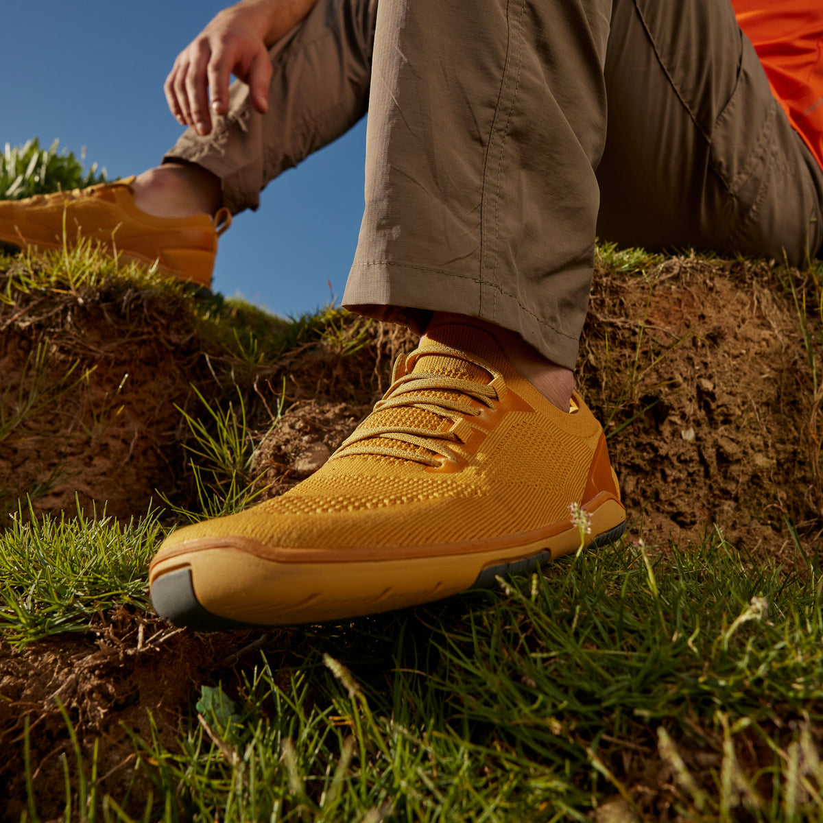 Xero Shoes Nexus Knit Herren-Barfuß-Sneaker in Gold am Fuß getragen