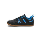 Die Xero Shoes Prio Youth in Schwarz und Blau als bequeme Barfußschuhe für Kinder, Seitenansicht links, erhältlich in unserem Onlineshop für Barfußschuhe.