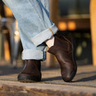 Barfußschuhe Xero Shoes Ridgeway Chelsea in Dunkelbraun, Herrenstiefel aus Leder, im Alltag gezeigt, erhältlich in unserem Onlineshop für Barfußschuhe.