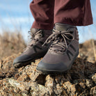 Xero Shoes Scrambler Mid II Damen Barfußschuhe in Morel als Wanderschuhe am Fuß im Onlineshop für Barfußschuhe