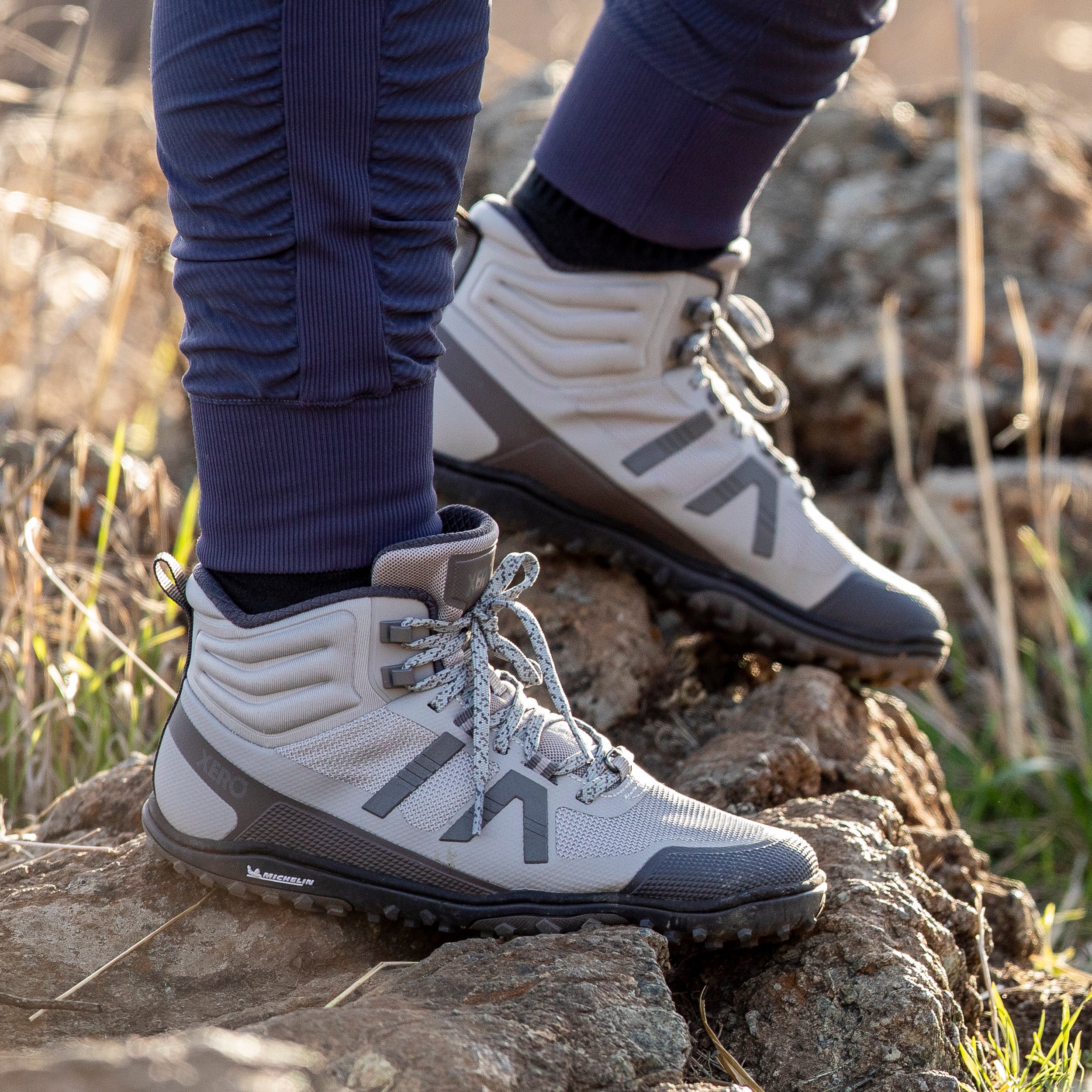 Xero Shoes Scrambler Mid II Damen Barfußschuhe in Paloma als Wanderschuhe am Fuß im Onlineshop für Barfußschuhe