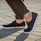 Xero Shoes Dillon Canvas Slip-On Barfußschuhe für Damen in Schwarz, gezeigt im Einsatz für Alltag und Freizeit, komfortabel und praktisch. Erhältlich in unserem Onlineshop für Barfußschuhe.