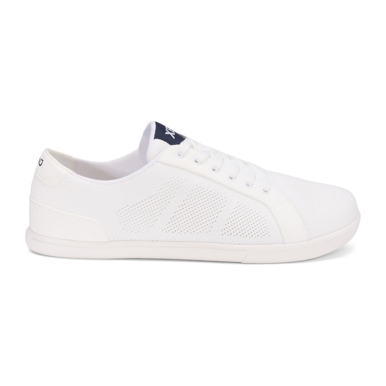 Xero Shoes Dillon Barfußschuhe für Herren in Weiß aus der rechten Seitenansicht, bieten exzellenten Komfort und Flexibilität für den ganzen Tag. Perfekt für natürliche Bewegungen und einen aktiven Lebensstil. Erhältlich in unserem Onlineshop für Barfußschuhe.
