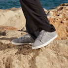 Xero Shoes Dillon Barfußschuhe für Damen in Alloy, gezeigt im Alltagseinsatz, bequem und ideal für jede Gelegenheit. Erhältlich in unserem Onlineshop für Barfußschuhe.