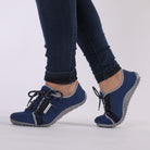leguanito aktiv plus blau Leguano Barfußschuhe für Kinder – Sockenschuhe, getragen von einem Kind während des Spiels, erhältlich im barfusswelteb.com Barfußschuhe Onlineshop