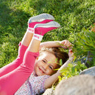 Leguanito Barfußschuhe für Kinder von Leguano in Pink – Sockenschuhe, getragen von einem Kind, erhältlich im barfusswelteb.com Barfußschuhe Onlineshop