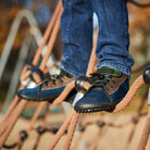 Leguanito Scippo Schnürung Kinder Barfußschuhe in wasserabweisender Ausführung – In dieser Lifestyle-Ansicht zeigen die Schuhe, wie sie beim Spielen und Herumtollen im Freien getragen werden. Das wasserabweisende Material sorgt dafür, dass die Füße bei feuchtem Wetter trocken bleiben, während die flexible Schnürung für einen optimalen Sitz sorgt. Ideal für aktive Kinder, die die Natur erkunden möchten! Verfügbar bei barfusswelteb.com.