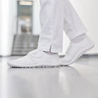 Leguano Care Barfußschuhe in Weiß im Einsatz, perfekt für Pflegeberufe, Ärzte, Apotheken und Krankenhäuser. Jetzt im Onlineshop für Barfußschuhe erhältlich.