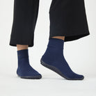Leguano Classic Sockenschuhe in Blau – Alltagsszene, die den lässigen und bequemen Stil dieser Barfußschuhe zeigt. Perfekt für jeden Anlass. Jetzt im Onlineshop für Barfußschuhe erhältlich.