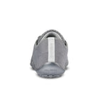 Leguano Go Silver Sneaker Barfußschuhe – Hinteransicht. Diese Sneaker in schickem Silber kombinieren modernes Design mit Funktionalität. Die flexible Sohle sorgt für einen natürlichen Gang und bietet gleichzeitig hervorragenden Halt. Jetzt im Onlineshop für Barfußschuhe erhältlich.