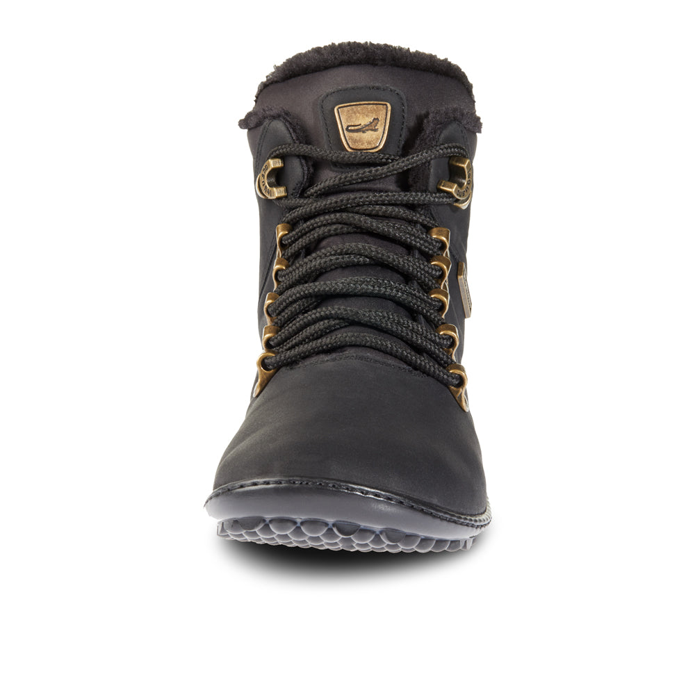 Leguano Husky Schwarz Barfußschuhe – Vorderansicht. Diese Winterschuhe überzeugen mit ihrem modernen und funktionalen Design. Die robusten Materialien schützen vor Kälte und Nässe, während die flexible Sohle ein natürliches Gehgefühl ermöglicht. Ideal für winterliche Spaziergänge oder Outdoor-Aktivitäten. Jetzt im Onlineshop für Barfußschuhe erhältlich.