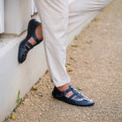 Leguano Jaro Black Barfußschuhe Herren Sandalen – Diese Sandalen kombinieren stilvolles Design mit hohem Komfort, ideal für einen aktiven Lebensstil. Sie werden von einer Person getragen und bieten optimale Unterstützung. Jetzt im Onlineshop für Barfußschuhe erhältlich.