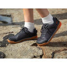 Xero Shoes Ridgeway Mesh Low Damen-Barfuß-Sneaker in Schwarz am Fuß getragen